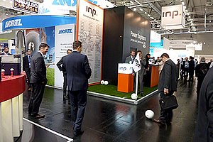 INP und Kunden spielen Fußball in der Messehalle